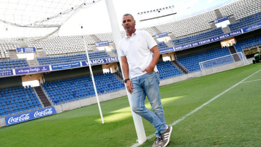 Quique Medina posa en una de las porterías del Heliodoro Rodríguez López.