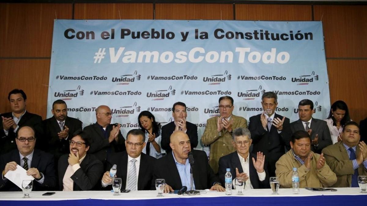 Jesús Torrealba (centro), secretario de la MUD, durante una conferencia de prensa, en Caracas, este martes.