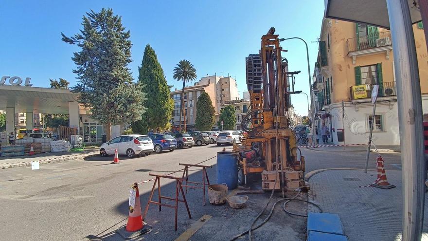 La gasolinera de la plaza Progrès hace un sondeo para descontaminar el suelo de combustible