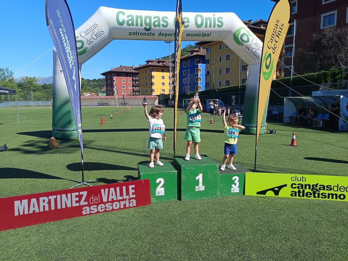 El XV Cross Escolar Infantil de Cangas de Onís reúne a 200 participantes