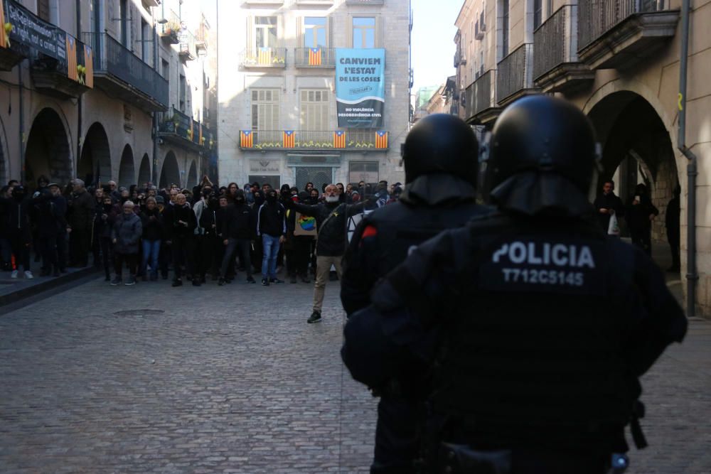 Manifestants feixistes s''avancen a Vox i impedeixen el seu acte