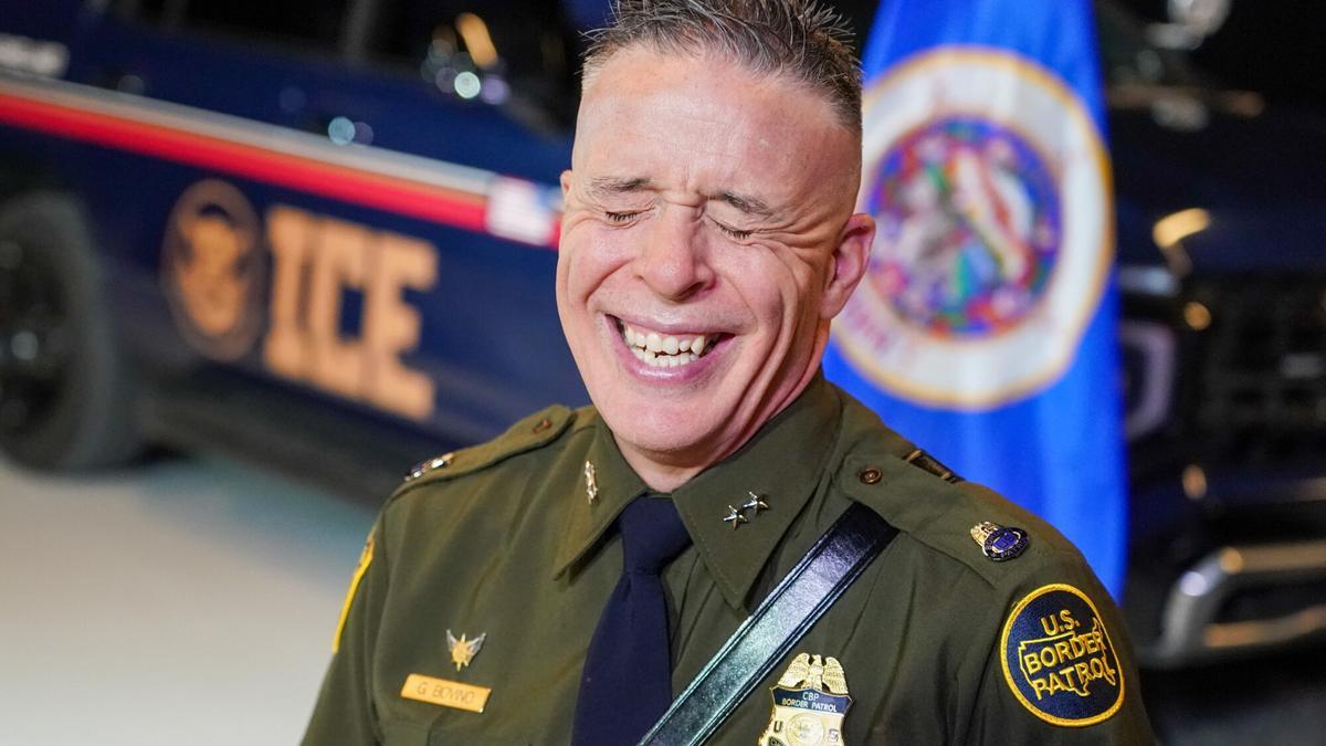 El oficial de CBP Gregory Bovino bromea durante un acto con el vicepresidente JD Vance, este jueves en Mineápolis.