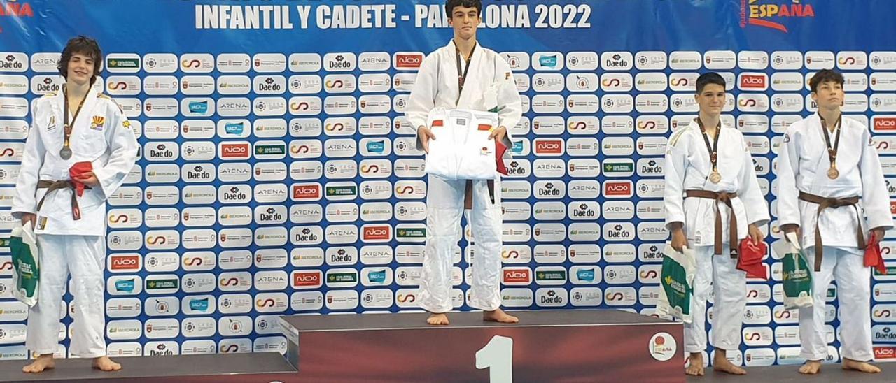 Daniel López, en lo alto del podio, con su medalla de oro infantil en menos de 60 kilos. |  // L. O.