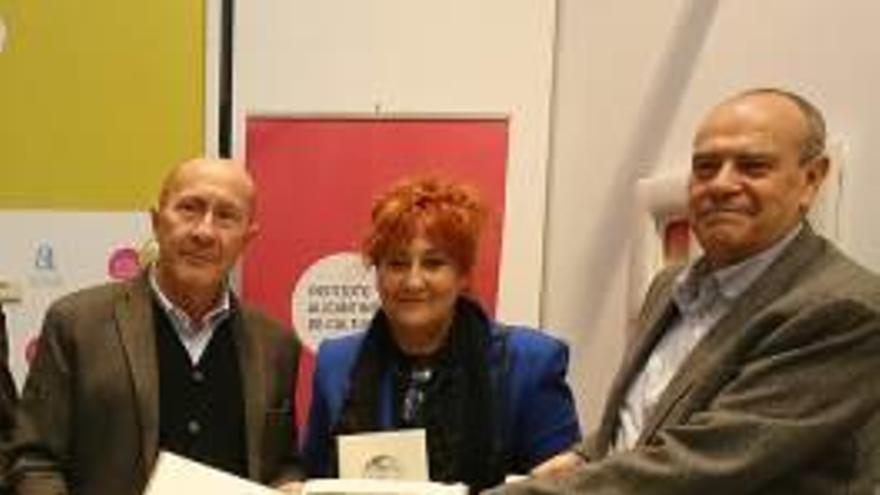 Los tres hijos de Vicente Mojica, ayer durante la presentación del libro.