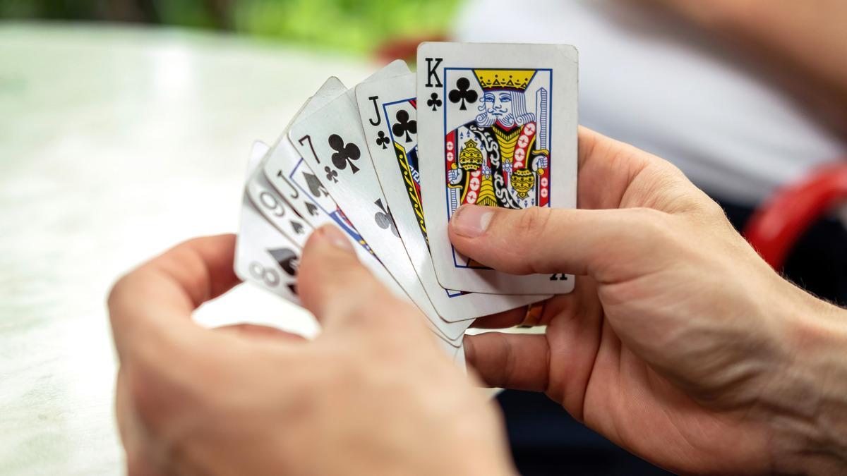 Jugar a las cartas, hacer puzles o leer te ayuda a retrasar la aparición del alzhéimer