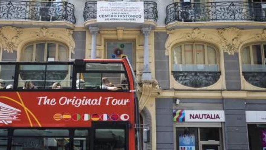 El bus turístic, por la calle de la Paz de València, en pleno centro histórico.