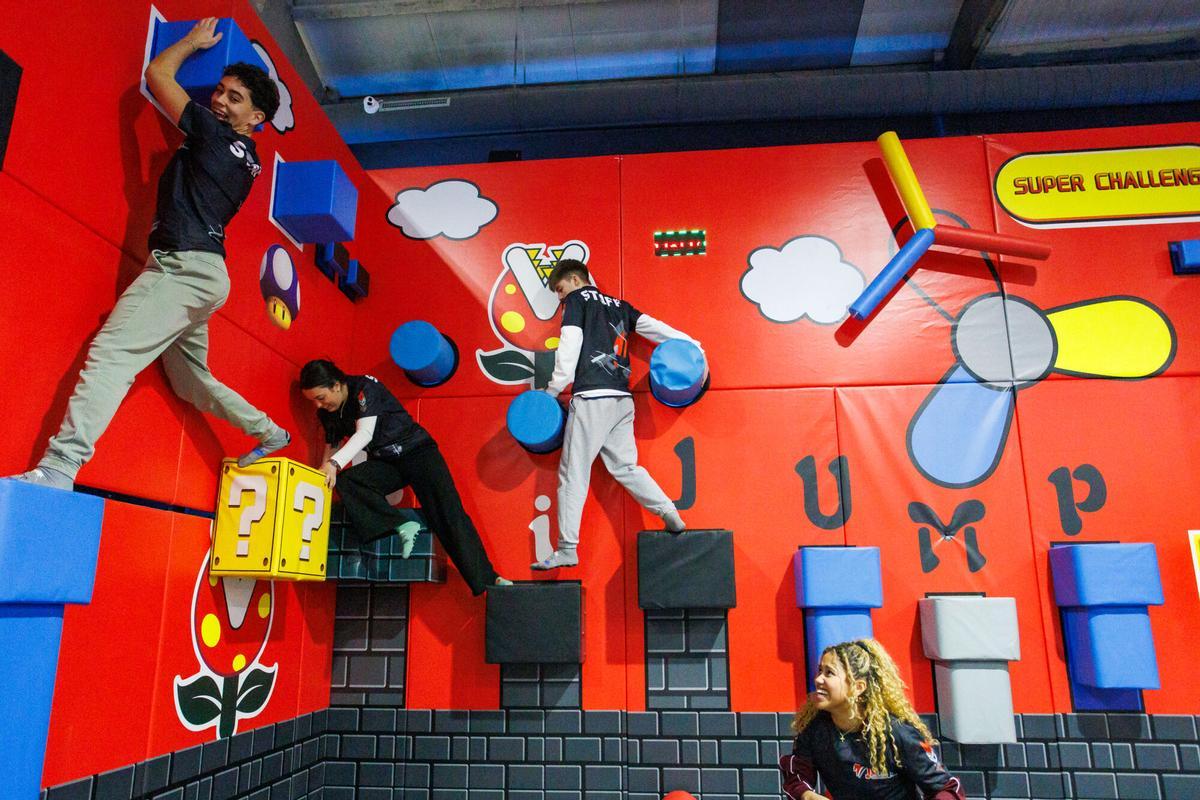 Toboganes, rocódromo, camas elásticas y atracciones del HiJump Park de Terrassa