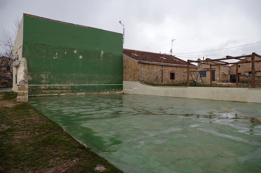 Antiguo frontón en el vecindario de Tejadilla.