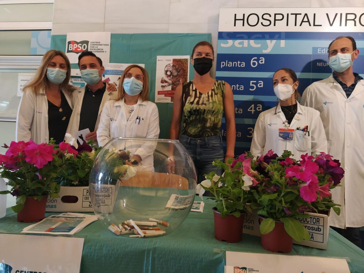 Entrega de plantas por cigarrillos en el hospital Virgen de la Concha