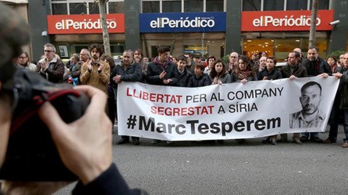 Compañeros de EL PERIÓDICO salen a la calle, como ya hicieron todos los miércoles, para pedir la liberación de Marc Marginedas, el 11 de diciembre del 2013.