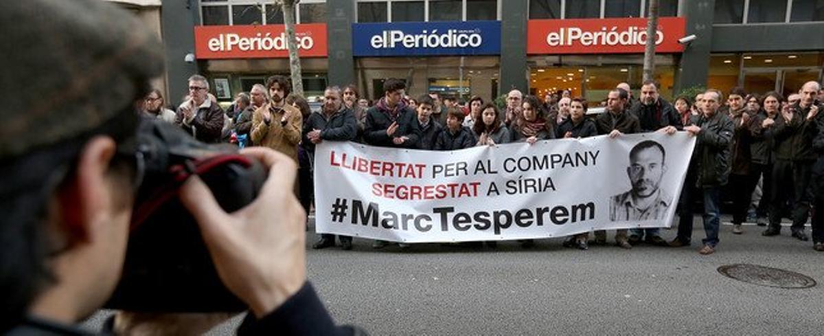 Companys d’EL PERIÓDICO surten al carrer, com ja van fer tots els dimecres, per demanar l’alliberament de Marc Marginedas, l’11 de desembre del 2013.