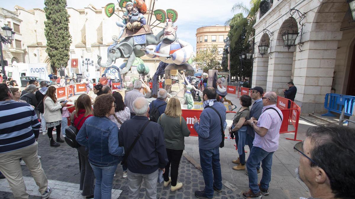 Uno de los grupos de turistas que recorren las fallas de Gandia con un guía, en el monumento de la Plaça del Mercat.