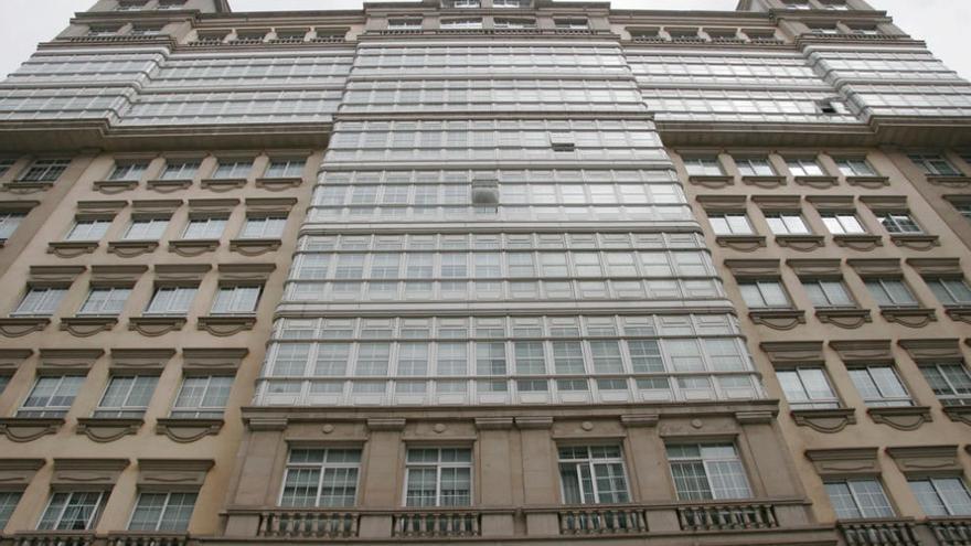 Fachada principal del edificio Conde de Fenosa, en la calle Fernando Macías de A Coruña.