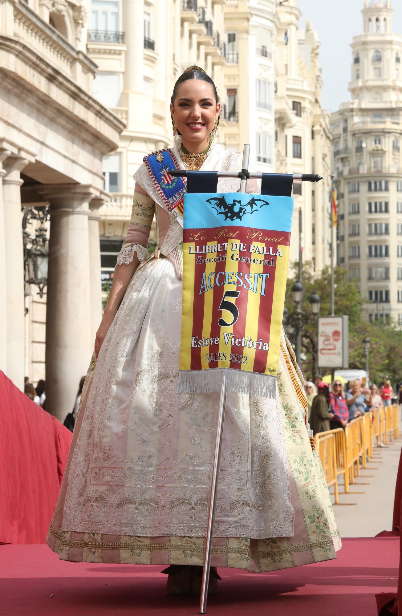 Carmen, la corte y falleras ilustres en la entrega de premios de las Fallas 2022