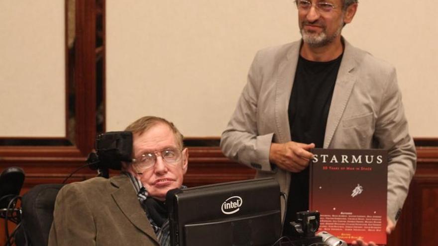 Garik Israelian, fundador y director de Starmus, hace entrega de la primera copia impresa del libro a Stephen Hawking.