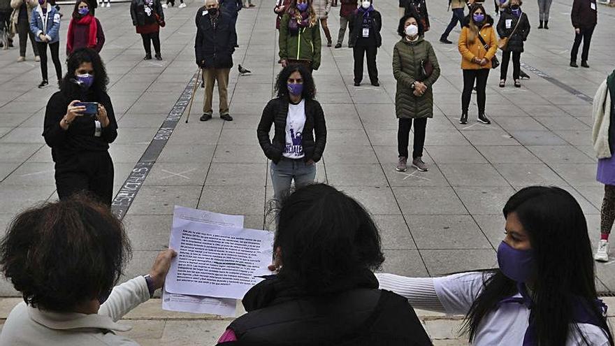 Lectura del comunicado durante la concentración de ayer en El Parche.   | RICARDO SOLÍS