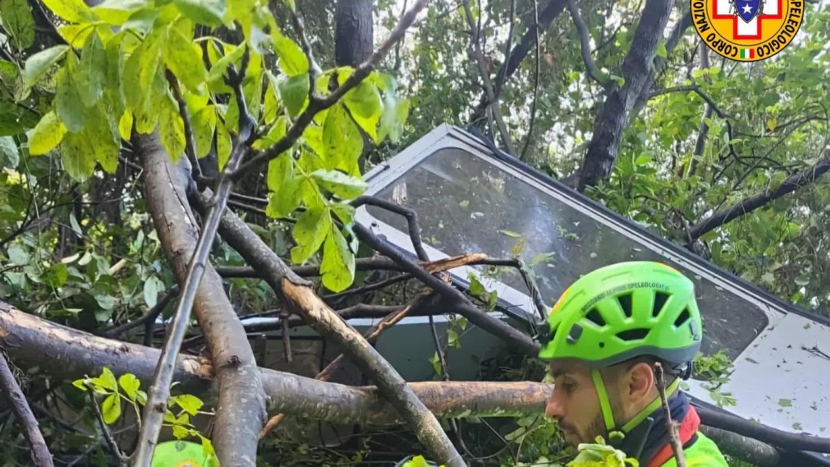 La cabina del teleférico del Monte Faito cayó a un barranco