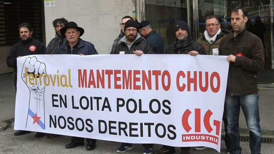 Protesta frente al edificio hospitalario. // Iñaki Osorio