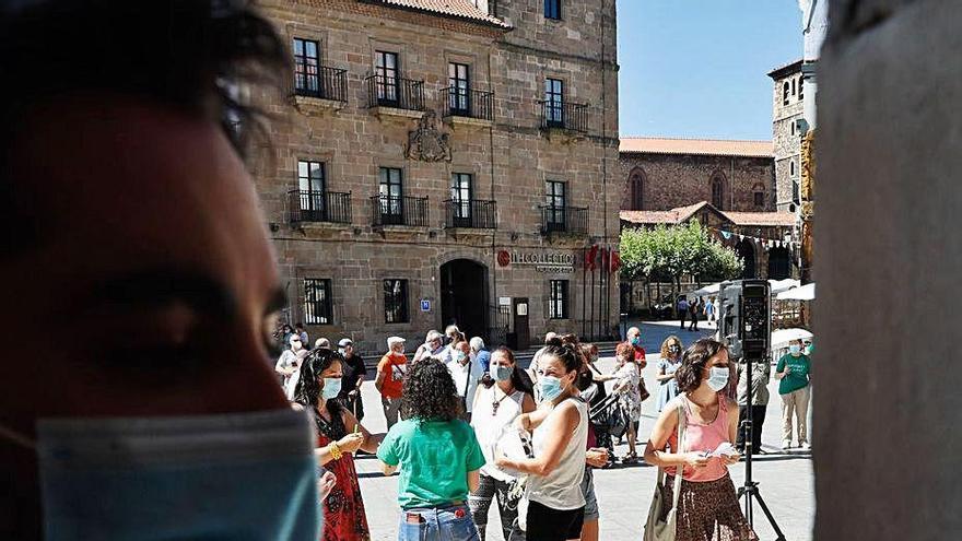 Un docente anota en un papel una de las propuestas por la mejora educativa tras la concentración, ayer, en El Parche.