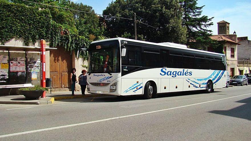 Un autobús de les línies regulars carregant passatgers a Moià