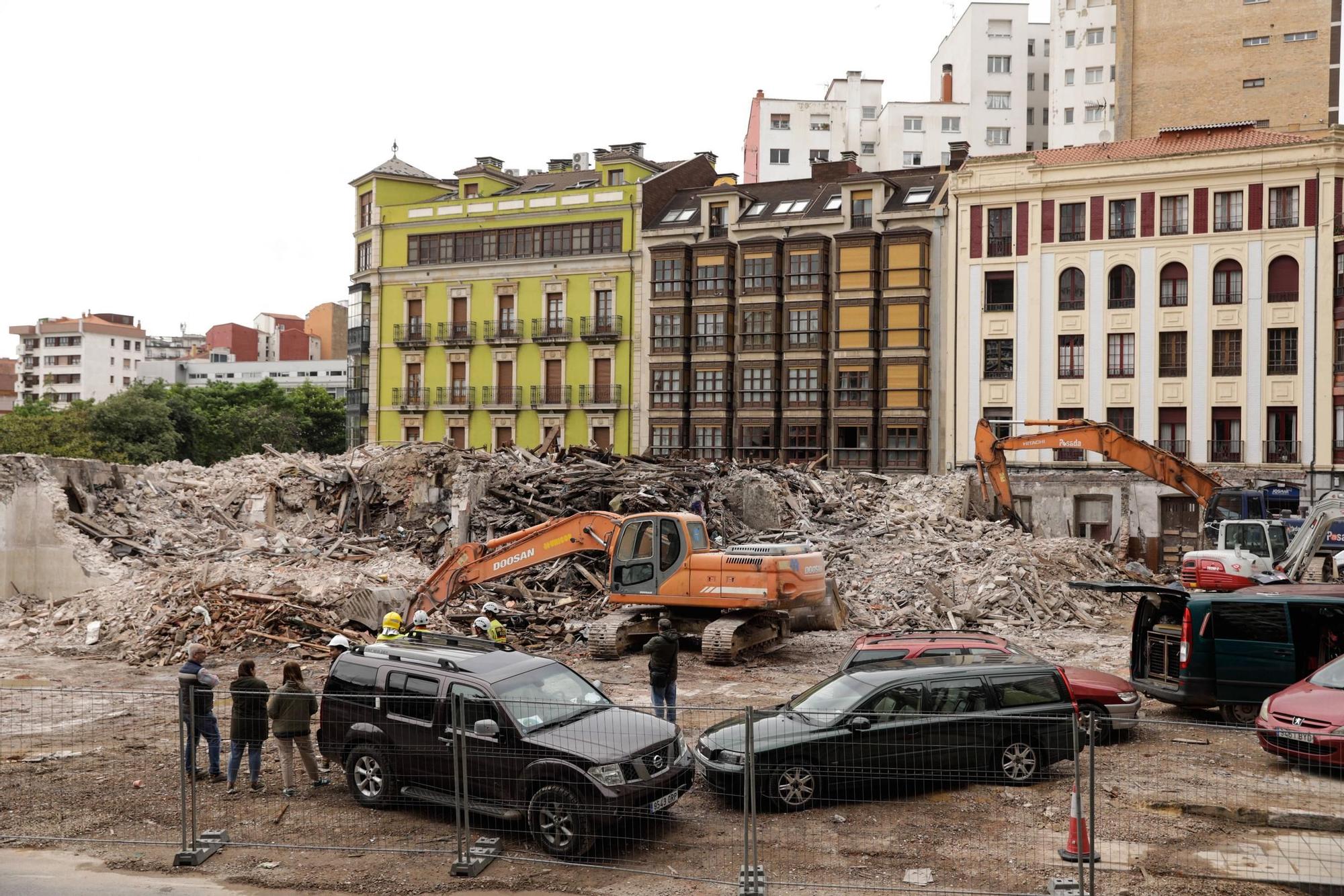 El entrenamiento de la Unidad Canina de Rescate del Principado en Gijón, en imágenes
