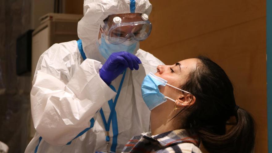 Una ciutadana se sotmet a una prova PCR a Sabadell