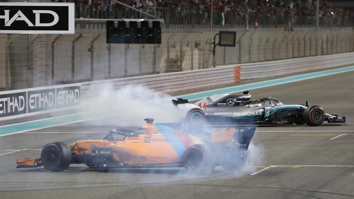 Lewis Hamilton y Fernando Alonso hacen trompos con sus monoplazas al finalizar el GP de Abu Dabi.