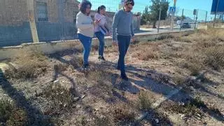 San Vicente exige a los dueños de los solares de Los Manchegos en los que puede haber amianto que pongan un vallado