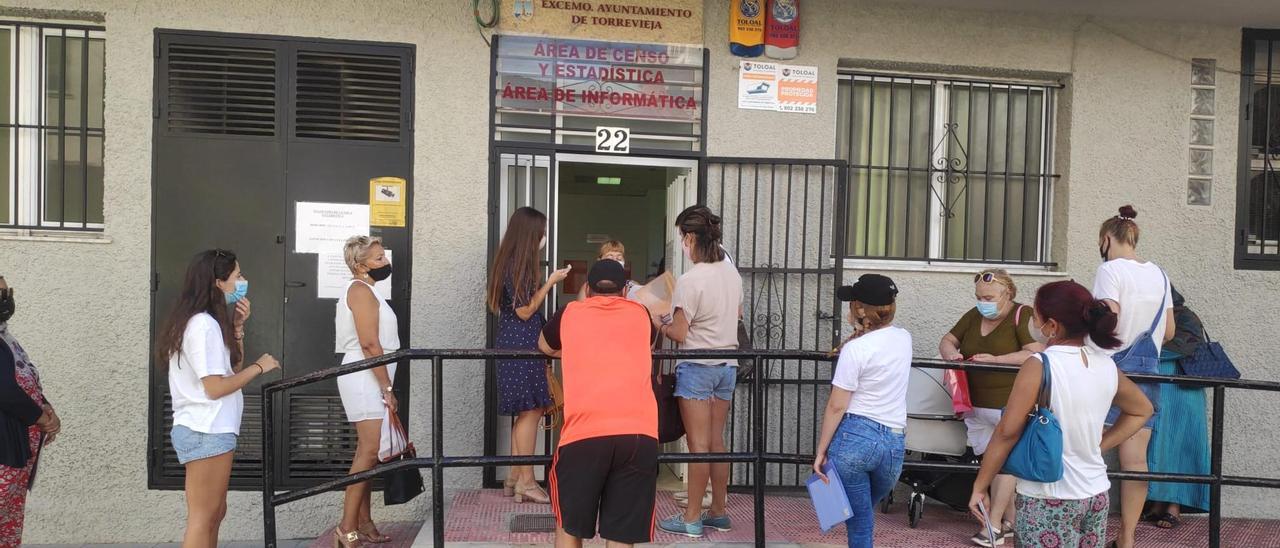 Acceso a la oficina del Censo y Estadística de Torrevieja.