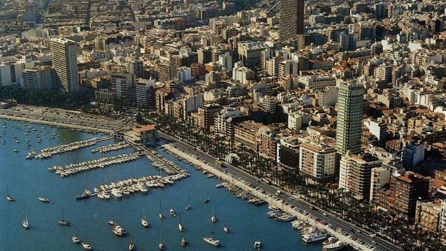 En esta vista aérea de los años finales del siglo XX se aprecia la elevación de alturas en el centro postulada por el Plan de 1956