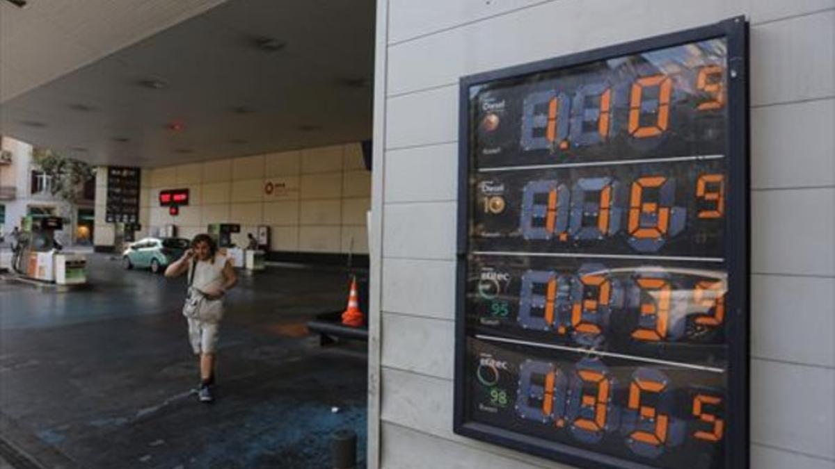 Precios de los carburantes expuestos en una gasolinera de Barcelona.