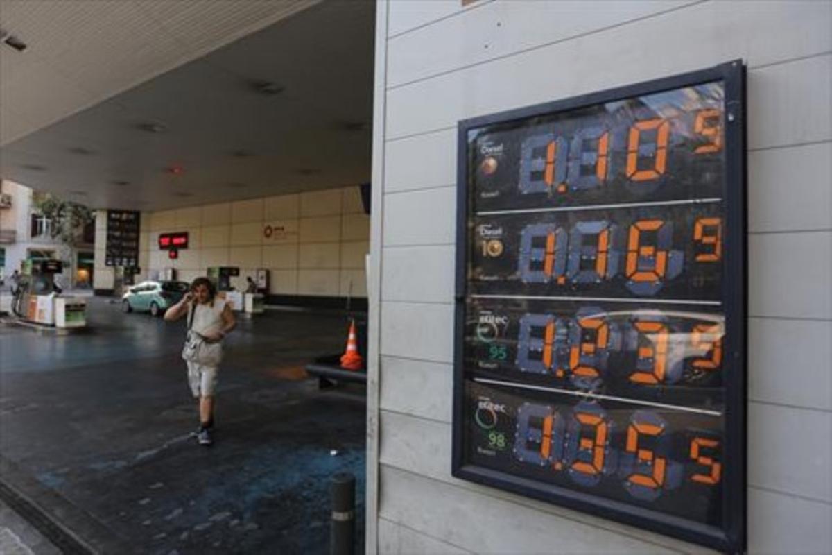 Preus dels carburantsexposats enuna gasolinerade Barcelona. Preus dels carburantsexposats enuna gasolinerade Barcelona.