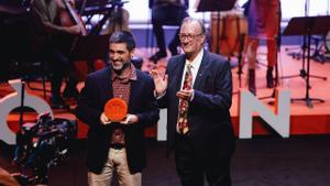 Roc Casagran recibe el Premi Sant Jordi en la gala literaria de la Nit de Santa Llúcia 2024