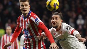 Alexander Sørloth disputa un balón ante Nemanja Gudelj en la jornada 16 de LaLiga EA Sports 2024/25 en el Metropolitano entre Atlético de Madrid y Sevilla FC