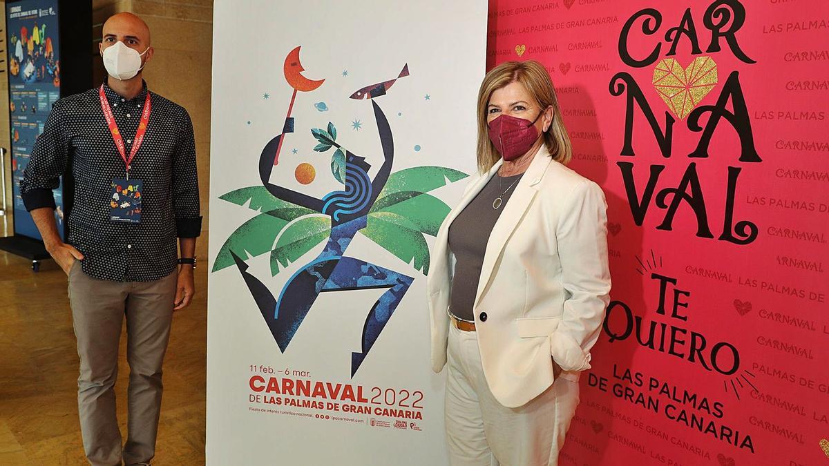 El autor del cartel del Carnaval 2022, Vicent Ramon Pascual, junto a Inmaculada Medina. | | ELVIRA URQUIJO/EFE