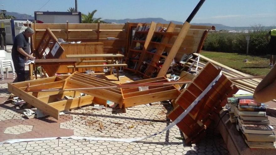 Estado de la biblioteca de la playa del Gurugú de Castelló