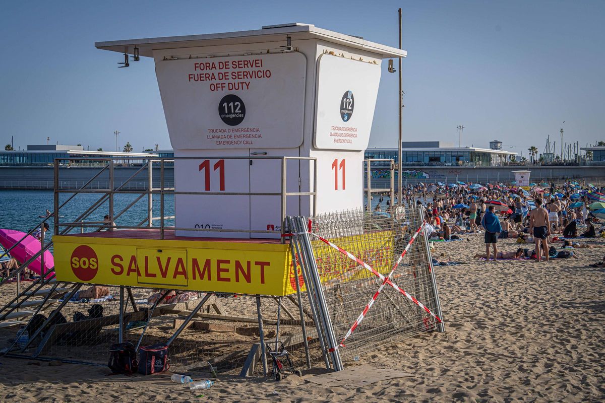 Barcelona recupera el ritmo normal en sus playas después de la verbena de Sant Joan