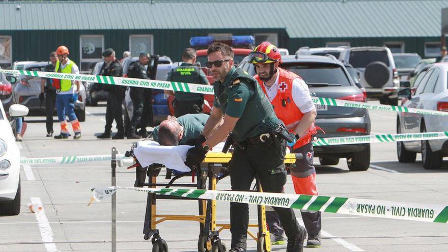 Trasladando al hospital de campaña a un guardia civil «herido». | Iñaki Osorio