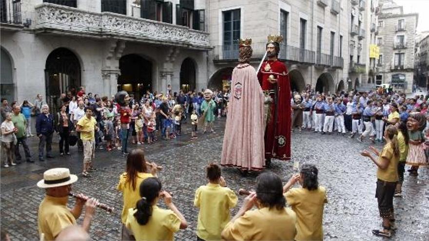 La Flama del Canigó arriba a Girona entre gotes de pluja