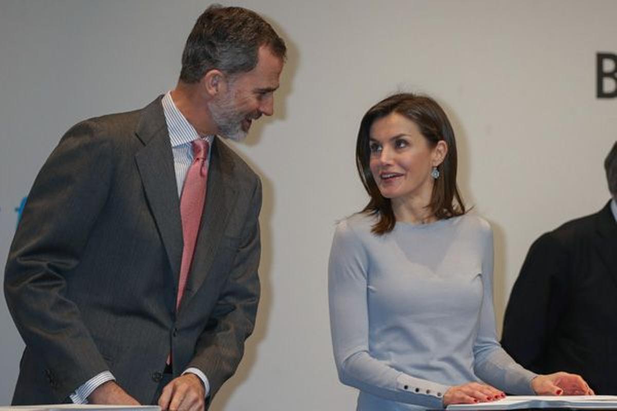 Letizia Ortiz con jersey de punto gris junto a Felipe VI