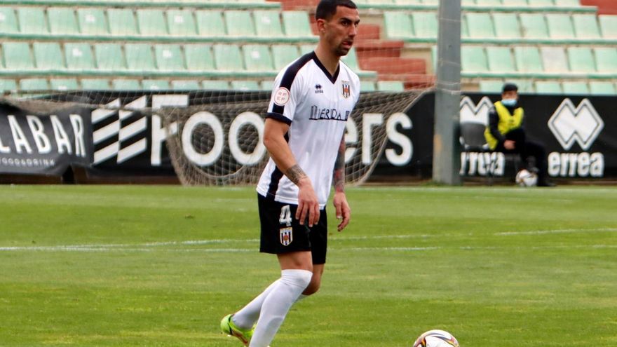 Manuel Bonaque, con el balón.