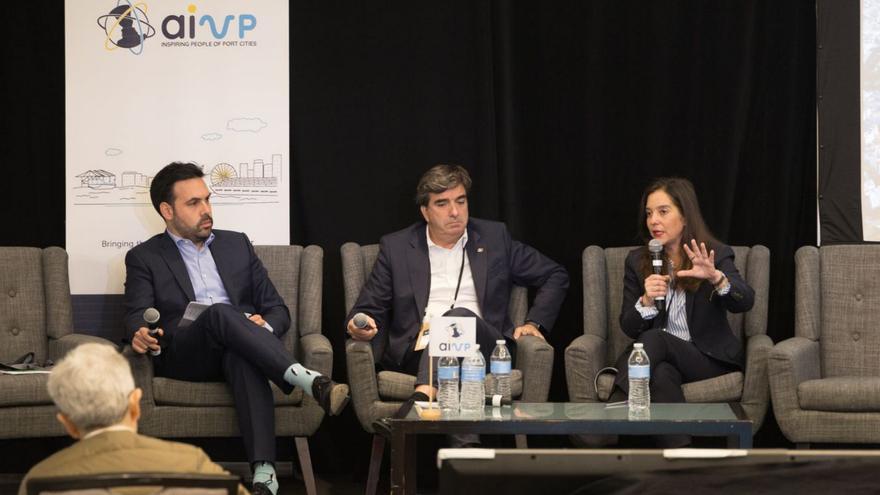 Inés Rey, en su intervención, junto a Martín Fernández Prado.  |   LOC