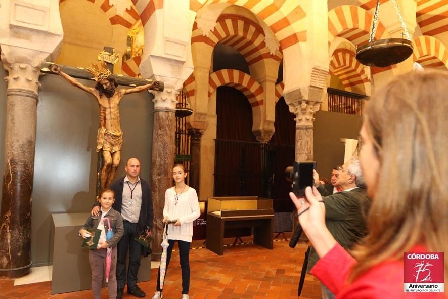 FOTOGALERÍA / La Vera Cruz muestra en la Mezquita Catedral su patrimonio