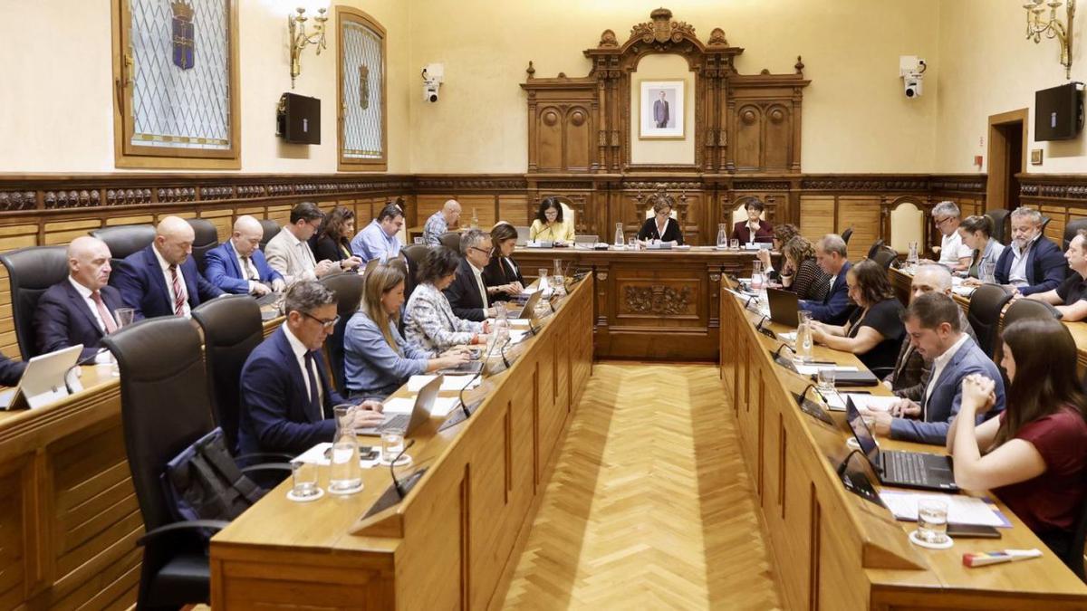 Carmen Moriyón, al fondo, entre la secretaria general Inmaculada Fernández Gancedo y la viceinterventora, Luisa María de la Fuente, presidiendo ayer el Pleno ante la mirada de los ediles asistentes. | MARCOS LEÓN