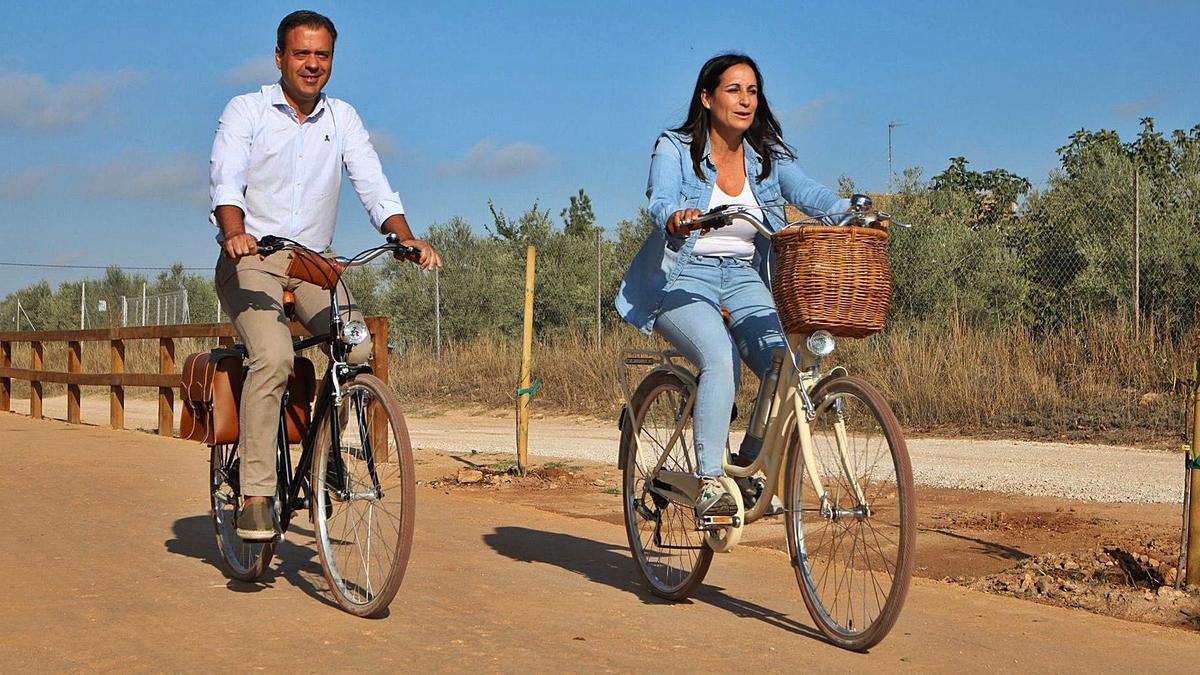 Marcos Ortuño y la alcaldesa de Yecla, Remedios Lajara, recorrieron ayer parte del nuevo tramo de vía verde entre Yecla y Villena. | CARM