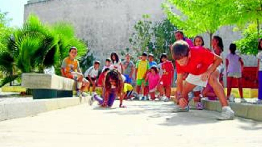 Los niños del Dulce Chacón, de Cáceres, disfrutan con los juegos del mundo