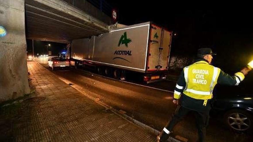 El camión, ayer, encajado en el puente de Alba. // Gustavo Santos