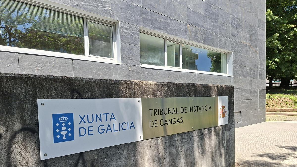 Letrero con el nuevo cartel que indica la actual denominación de los juzgados de Cangas