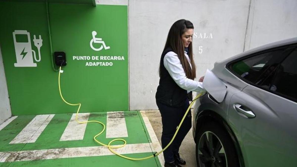 Una recarga de un coche ecológico