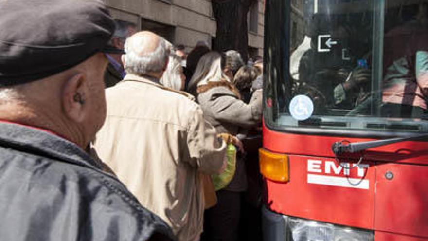 Varias personas mayores, accediendo a un autobús de la EMT.